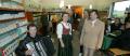 06.10.29_005b Gemtlicher Frhschoppen in heilsamer Umgebung. Apothekenbetreiberinnen Mag. pharm. Andrea Reith (Mitte links) und Mag. pharm. Gertrude Bernhauer (Mitte rechts).