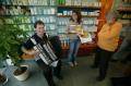 06.10.29_020 Bewhrte ganzheitliche Heilmittel: Musik, Bier und Wrstl.  ;)