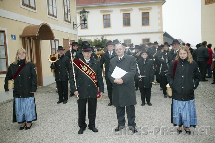 2007-12-30_10.13.14.JPG - St.Peterer Musikkapelle begrte das "Geburtstagskind" Pfarrer Anton Schuh.  Das helle Schimmern ber Hr. Pfarrer kommt entweder von der angelaufenen Linse oder von seinem Heiligenschein.  ;)