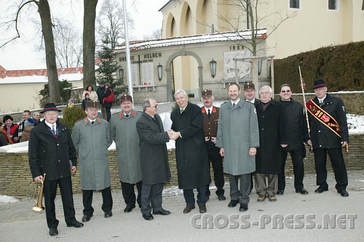 2007-12-30_10.21.24.JPG - Zu seinem 60er gratulierten dem St.Peterer Pfarrer Anton Schuh LAbg. Brgermeister Johann Heuras, VS Dir. Vizebgm. Gerhard Wieser, HS Dir. Erich Greiner sowie Vertreter der verschiedenen Vereine.