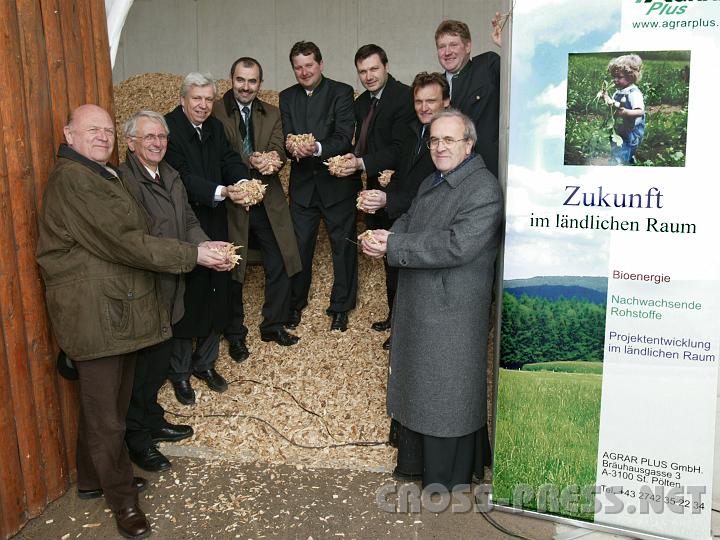2008-02-23_12.09.41.JPG - Zukunft des lndlichen Raums liegt in erneuerbarer Energie.   V.l.n.r.: NR Karl Donabauer, Seitenstettner Bgm. Franz Deinhofer, St.Peterer Bgm. Mag. Johann Heuras, LR Dipl. Ing. Josef Plank, Genossenschaftsobmann Johann Krendl, LA Ing. Andreas Pum, Bioenergie Obmann Ing. Christian Mayerhofer, St.Peterer Ortsvorsteher Hermann Stockinger, Seitenstettner Pfarrer P. Michael Prinz.