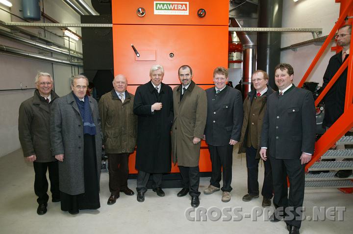 2008-02-23_12.18.05.JPG - Beim Heizkessel wrmen sich v.l.n.r.: Seitenstettner Bgm. Franz Deinhofer, Seitenstettner Pfarrer P. Michael Prinz, NR Karl Donabauer, St.Peterer Bgm. Mag. Johann Heuras, LR Dipl. Ing. Josef Plank, St.Peterer Ortsvorsteher Hermann Stockinger, Kammervorsitzender Leopold Buchberger, Genossenschaftsobmann Johann Krendl.