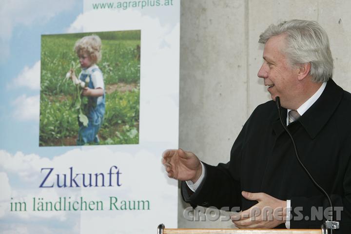 2008-02-23_11.15.26.JPG - "Seitenstetten heizt St. Peter ein", freut sich Bgm. Heuras ber "die wohlige Wrme", die jetzt vom Nachbarn kommt und bedankte sich beim Seitenstettner Bgm. Franz Deinhofer fr die gute Zusammenarbeit.