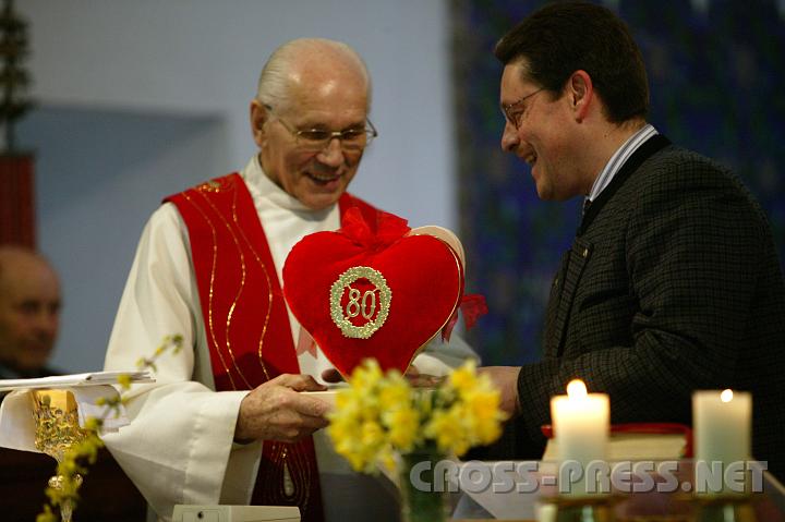 2008-03-16_09.58.56.JPG - Als Geburtstagsgeschenk berreichte Altpfarrer Sallinger im Namen des Pfarrgemeinderates HS Dir. Erich Greiner einen "Gesundheitsgutschein" fr einen Thermenaufenthalt in einem Herzstnder.