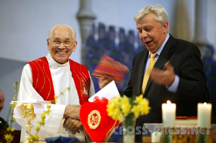 2008-03-16_10.01.55.JPG - Als Gratulant wrdigte Bgm. Mag. Johann Heuras Sallingers Engagement im ffentlichen Leben, das sich ungeachtet seines Alters in frhlicher Frische u.a. im "Club der jungen Herzen" fortsetzt.