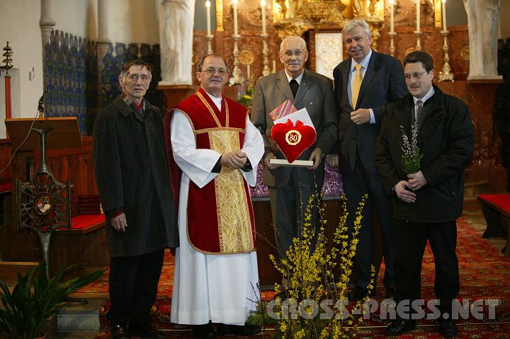 2008-03-16_10.17.51.JPG - Dem Pfarrer im Ruhestand Monsig. Alois Sallinger gratulierten v.l.n.r.: Richard Tanzer, Pfarrgemeinderat; Pfarrer Anton Schuh; Bgm. Mag. Johann Heuras und Erich Greiner, Pfarrgemeinderat.