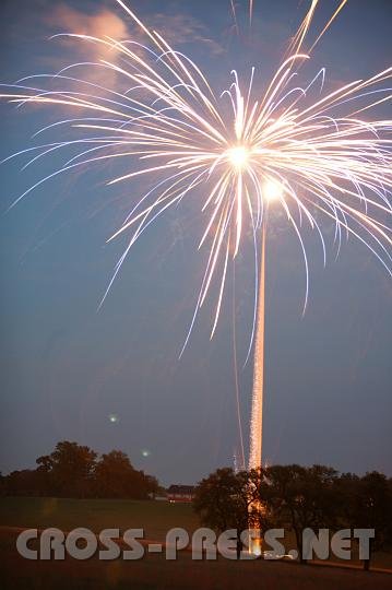 2008.06.20_22.16.10.JPG - Wie eine Wunderkerze sprht das Feuerwerk...