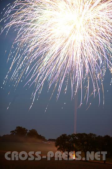 2008.06.20_22.16.47.JPG - "Supernova" begrt den Anfang des Sommers.  Zum Abschluss des Peterlfeuers gibt es ein Feuerwerk zu Ehren des heiligen Petrus.