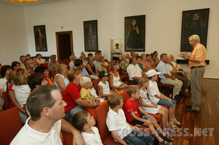 2008.09.06_15.13.48.JPG - Im Stundentakt informierte Brgermeister Heuras die Besucher ber Angebote im Schloss.