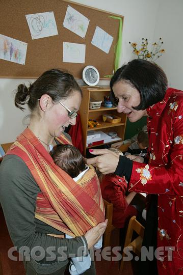 2008.09.27_12.23.16.JPG - So ein kleines Menschenwesen ist doch ein großes Wunder!Johanna Mikl-Leitner staunt...
