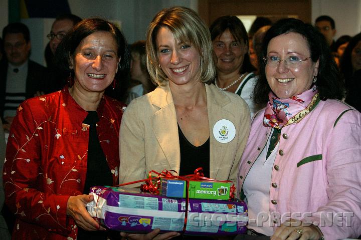 2008.09.27_12.47.40.JPG - Lisa Kaindl, Initiatorin und Obfrau des Eltern-Kind-Zentrums "St.ruwelPeter" mit Ehrengsten LR Mag. Johanna Mikl-Leitner und Alice Pitzinger-Ryba, Bundesgeschftsfhrerin des . Familienbundes.