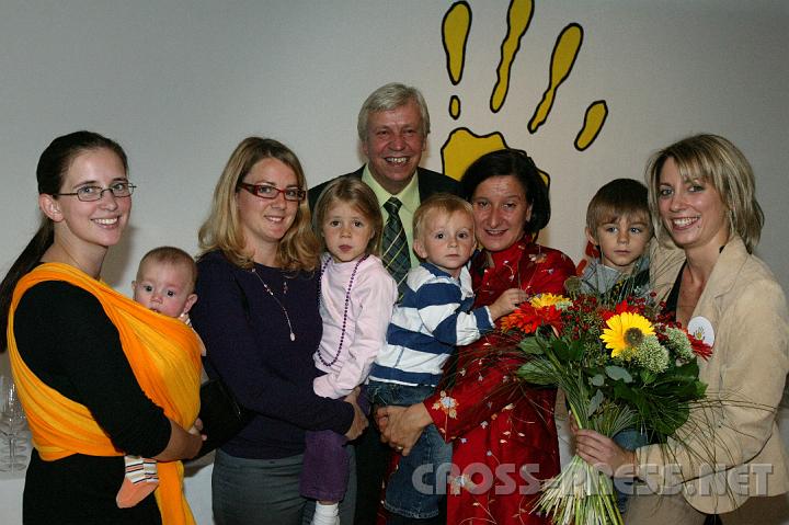 2008.09.27_13.15.12.JPG - Nach der Erffnung des "St.ruwelPeter". Katharina Tanzer mit Jonas; Martina Rosenfellner mit Helene; LAbg. Bgm. Mag. Johann Heuras; LR Mag. Johanna Mikl-Leitner mit Tobias Kaindl und Lisa Kaindl, Obfrau des Eltern-Kind-Zentrums, mit Niki.