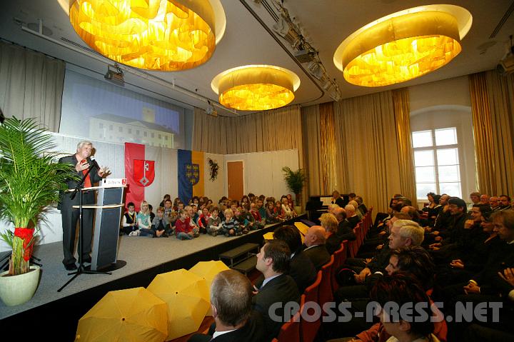 2008.11.08_11.35.09.JPG - Brgermeister Mag. Johann Heuras und der Volksschulchor vor zahlreichen Ehrengsten im vollbesetzten Festsaal des Schlosses.