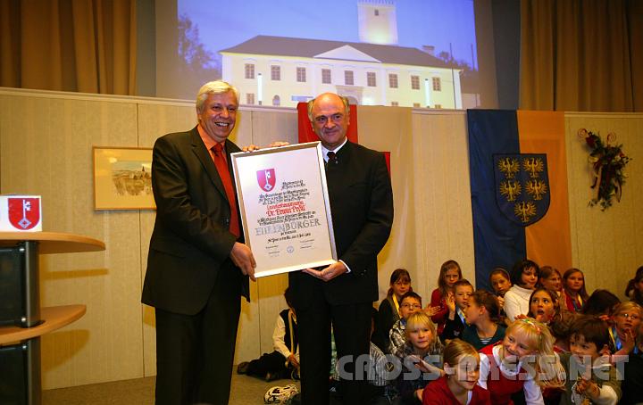 2008.11.08_11.43.37.JPG - Brgermeister Heuras berreicht LH Prll die Ehrenbrgerurkunde von St.Peter/Au, handgeschrieben von OSt. Roland Jaritz.