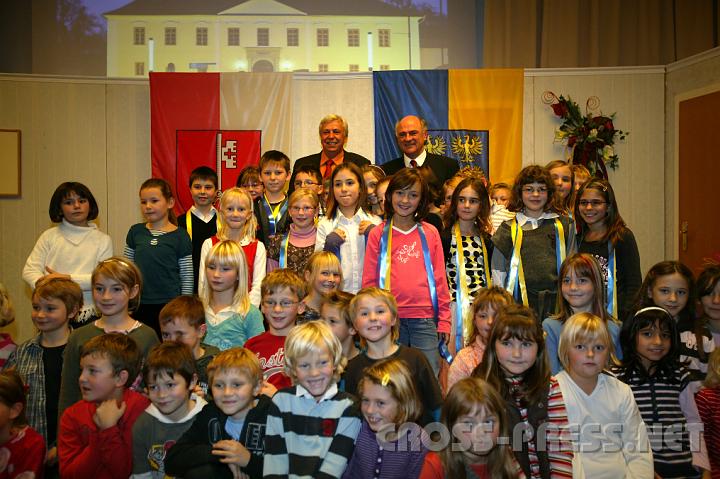 2008.11.08_12.27.46.JPG - Brgermeister Johann Heuras und "Neubrger" LH Erwin Prll mit dem Kinderchor der VS St.Peter/Au.