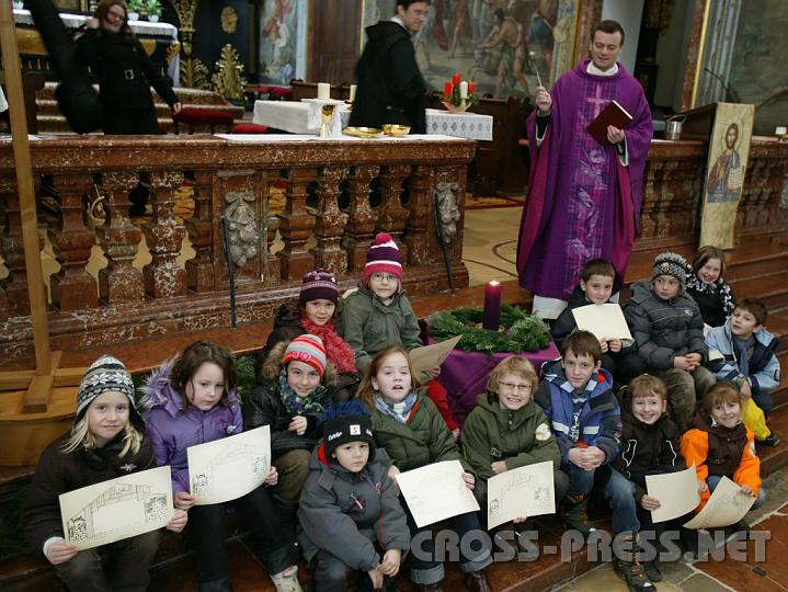 2008.11.30_12.00.09.JPG - Einen frhlichen und segensreichen Adventbeginn erlebten die Kinder bei der Familienmesse im Stift Seitenstetten.  Sie legten gemeinsam, jeder mit einem Tannenzweig, einen Adventkranz und zndeten eine Kerze an.  Fr ihren Einsatz bekamen sie eine Krippen-Malvorlage, und jeden Sonntag kommt eine Krippenfigur dazu.   Den Adventkranz und die Kinder segnete Pater Laurentius Resch.