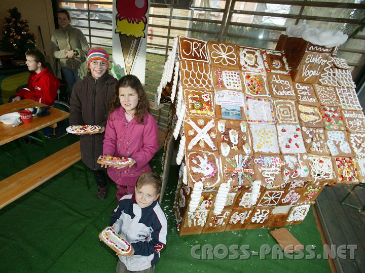 2008.11.30_14.59.35.JPG - Im Pavillon des Schlossgartens konnten die Kinder selbst Lebkuchen verzieren und anschlieend verzehren.  Auch das riesige Knusperhuschen, das die Bckerei "Gegenhuber" aus 50 kg Lebkuchenteig gebacken hat, durften die Kinder am Schluss vernaschen.