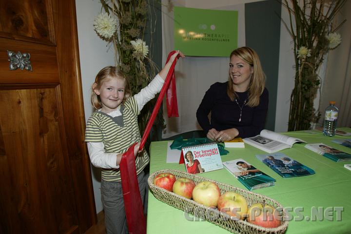 2008.10.18_12.57.57.JPG - Lucia probiert die Gymastikbnder ihrer Tante.