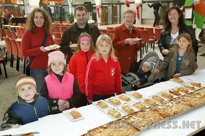 2008.10.18_13.58.10.JPG - Rekordverdchtig: lngster Schloss-Apfelstreuselkuchen. Verkostet von Paul, Verena und Eva Hirtenlehner, Marlene, Fabian, Sarah, Bettina und Hedwig Leimhofer, dahinter: Julia Engelke und Hans Ratzberger.  Gespendet von Fa. Haubi's und Adeg-Kaubeck.