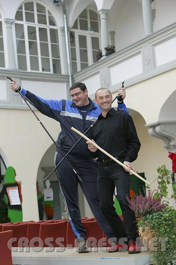 2008.10.18_14.11.00.JPG - Nordic-Walking Stcke gegen Tai Chi Schwert-Stock.  Kabarettstar Walter Kammerhofer und Tai Chi Trainer Leopold Brbaumer kmpfen im Gesundheitswettstreit mit deren "Waffen".