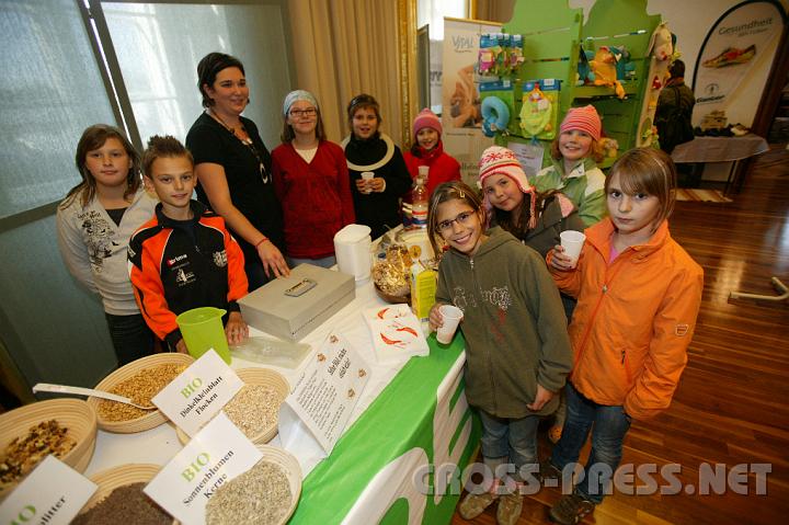 2008.10.18_15.24.52_01.JPG - Beliebter Kindertreffpunkt bei der Biomsli-Verkostung von Adeg-Kaubeck.  V.l.n.r.: Anna Kaubeck, Toni Grgic, Melanie Kaubeck, Bianca Wrtner, Susanne Haunschmid, Nermina Ticevic, Selina Dammerer, Melissa Sonnleitner, Julia und Marina Grgic.