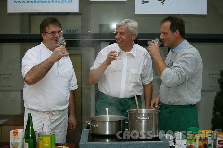 2008.10.19_16.59.22.JPG - Prominente kochen Mostviertler Reh-Ragout.  Ein Trpfchen ins Ragout, der Rest ins Krpfchen.  ;)   Koch-Show mit Gastronom Heinz Ellinger, LA Bgm. Mag. Johann Heuras und Primar Dr. Peter Chocholka aus dem Landesklinikum Amstetten.