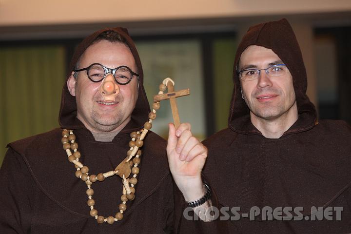 2009.02.21_20.24.27.jpg - Den Einlass zum "Schloss-Gschnas" vom UFC "Mbel Polt" gewhrten die Organisatoren "Mnche" Stefan Breitenberger und Andreas Dcker.