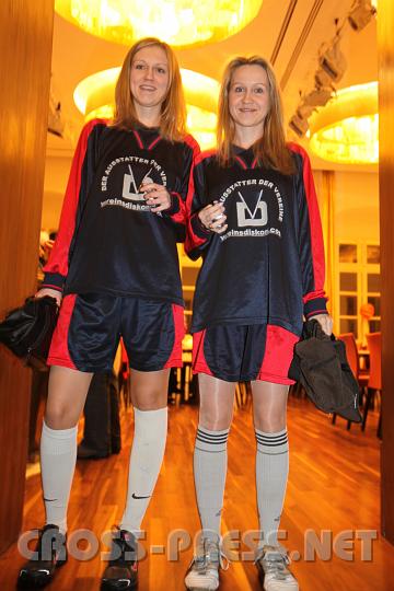 2009.02.21_20.57.28_01.jpg - Im richtigen Outfit zum Fuballer-Gschnas die Sportlerinnen Susanne Schwaiger und Daniela Schmid.