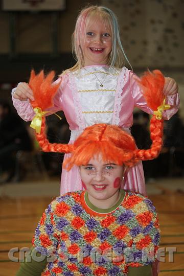2009.02.22_15.32.09_01.jpg - "Prinzessin" Sarah zupft an langen Zöpfen der "Pippi" Johanna.