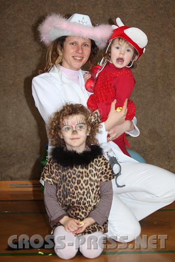 2009.02.22_15.35.27.jpg - Mama "Sherif" Enik Puppenberger mit "Klblein" Anna und "Leopardin" Lara.