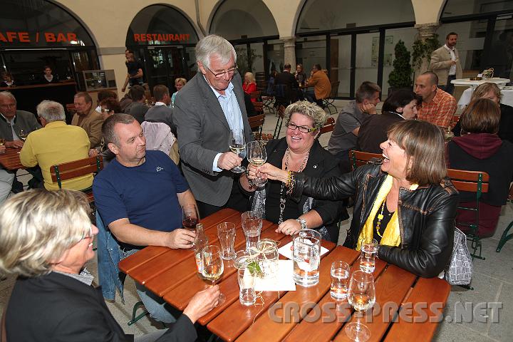 2009.06.12_19.01.27.jpg - Gastgeber und noch neugebackener Schlossherr OSR Gerhard Wieser stt mit Gsten an.