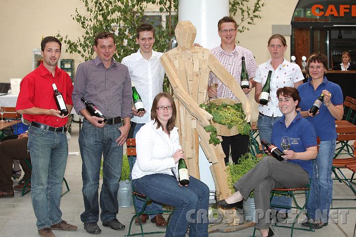 2009.06.12_18.19.25.jpg - "Weinfrhling" im Schloss war zugleich "Weinbauernfrhling". Alle Weinprsentanten waren junge Winzer bzw. Jungwinzer.  V.l.n.r.,vorne: Johanna Hfinger und Karin Steinschaden, dahinter: Norbert Greil, Ewald Diem, Michael Sax, Wolfgang Supperer und Adrienne Sigl.