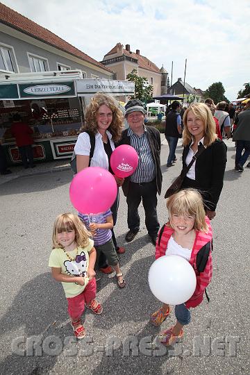 2009.06.21_11.01.53.jpg - Im Aftrag der NN fotografiert: Anna, Sabine und Melanie mit Mama Barbara Schachermayer sowie Alois und Ulrike Hei.