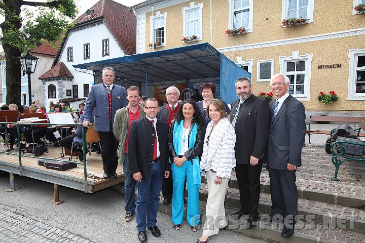 2009.06.21_10.02.08.jpg - Prominenter Besuch bei der Gewerbeausstellung: Kommerzialrtin BR Sonja Zwazl, Prsidentin der Wirtschaftskammer N (vorne rechts) neben der Obfrau der St. Peterer Wirtschaft, Renate Vogel und Wirtschaftsbund-Teilbezirksobmann Josef Wimmer; dahinter, v.l.n.r.: Kapellmeister Leopold Schnauer, GR Gnther Zach, Bgm. OSR Gerhard Wieser, Ingrid Kaubeck, Helmut Schiefer (Obmann der WK Bezirksstelle Amstetten) und Wirtschaftsbunddirektor Mag. Herbert Lehner.