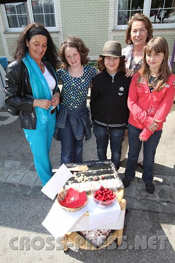 2009.06.21_10.27.33.jpg - Jeder Weltkonzern hat irgendwann mal ganz klein angefangen.  St.Peterer Gewerbetreibende frdern durch den heuer erstmaligen "Kramermarkt" Jngstunternehmer. Kerstin Kammerhofer, Simon Spahn und Christina Schlachter von "Kirschen, Kuchen & Co" bieten selbstgebackene Mehlspeis zum Verkauf und selbstgepflckte Kirschen gratis an. Mit der Obfrau der St.Peterer Wirtschaft Renate Vogel und WK Prsidentin KommR Sonja Zwazl.