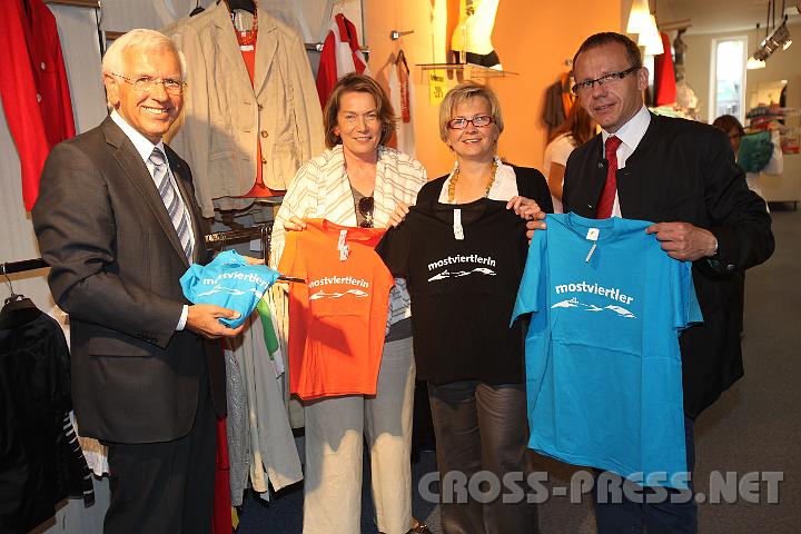 2009.06.21_11.24.36.jpg - Die am Markt einzigen Mostviertler T-Shirts, entworfen von Gundula Bhre, werden in ihrem Modehaus von N WB Dir. Mag.Herbert Lehner, WK Prsidentin KommR Sonja Zwazl und WB Teilbezirksobmann Josef Wimmer begutachtet.