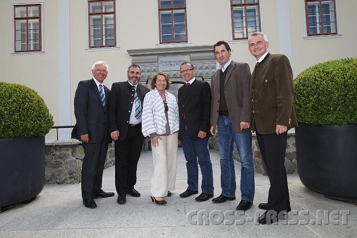 2009.06.21_11.40.43.jpg - Nach dem Besuch der Gewerbeausstellung trafen sich die Business VIPs im St.Peterer Schloss.  V.l.n.r.: N WB Dir. Mag. Herbert Lehner, WK Bezirksobmann Amstetten Helmut Schiefer, WK N Prsidentin KommR Sonja Zwazl, N WB Obmann Stv. Dr.Reinhard Msl und WK N Bezirksstellenleiter Mag. Andreas Geierlehner.