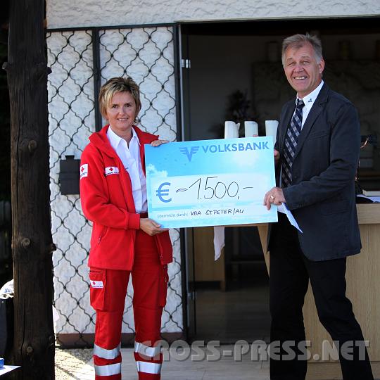 2009.07.19_16.19.23.jpg - Erich Wagner, Filialleiter der Volksbank Alpenvorland, berreicht Kathrin Latschenberger, RK Bezirksstellenleiterin einen Spendenscheck fr das neue Einsatzfahrzeug.