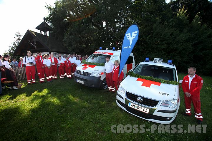 2009.07.19_16.25.05.jpg - Das zweite Fahrzeug, ein Behelfskrankentransportwagen, hat zwar schon einige Tausend unfallfreie Kilometer hinter sich, "aber gerade deshalb ist es wichtig, dass er jetzt gesegnet wird", so RK Bezirksstellenleiterin Katharina Latschenberger.