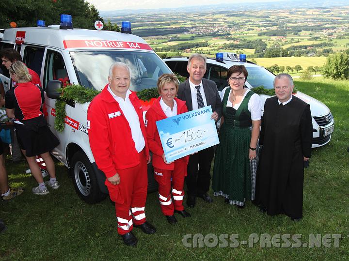 2009.07.19_16.34.25.jpg - Leo Gerstmayer, RK Bez.Stellenleiter Stv.; Katharina Latschenberger, RK Bezirksstellenleiterin; Erich Wagner, Volksbank Alpenvorland Gesch.Stellenleiter; LAbg. Michaela Hinterholzer und Pfarrer P.Franz Hrmann vor den frischgeweihten Einsatzfahrzeugen.