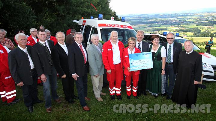 2009.07.19_16.37.23.jpg - Als Brgermeister der betroffenen Gemeinden freuen sich Franz Deinhofer (Seitenstetten), Alois Panstingl (Ertl), Karl Latschenberger (Biberbach), Ignaz Wieser (Weistrach), Franz Sturm (Wolfsbach) und Franz Kirchweger (Aschbach) mit Leo Gerstmayr und Kathrin Latschenberger (Stv. und Bez.Stellenleiterin), sowie Erich Wagner (Volksbank-Filialleiter) , LAbg. Michaela Hinterholzer und P.Franz Hrmann ber die modern ausgestatteten KTWs.