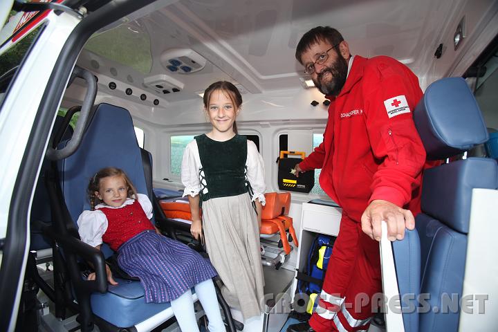 2009.07.19_16.52.42.jpg - Sanitter Karl Schadenhofer erklrte zahlreichen Interessierten die moderne Ausstattung des neuen KTWs.   Hier mit Noemi und Timna.