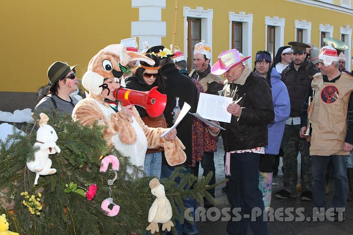 2010.02.16_14.12.44.jpg - Am Nachmittag des Faschingdienstag wird der Fasching in Gestalt einer Puppe zu Grabe getragen bzw. verbrannt.