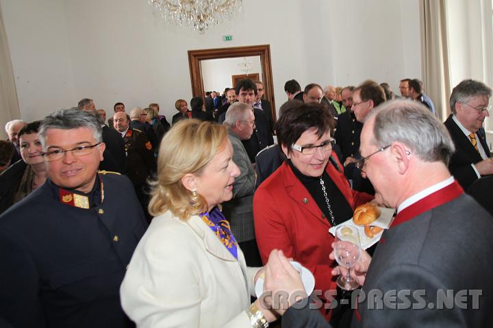 2010.03.12_14.31.10.jpg - Pfarrer Anton Schuh (rechts) im Gesprch mit Innenministerin Maria Fekter und LR Michaela Hinterholzer. (links: Obstlt. Horst Schmutzer)