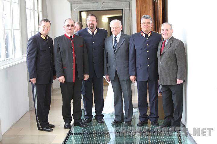 2010.03.12_14.59.51_01.jpg - Landespolizeikommandant Arthur Reis, Pfarrer Anton Schuh, Postenkommandant Oliver Zechmeister, sein Vorvorgnger Alexander Nachbagauer, Bezirkspolizeikommandant Horst Schmutzer und  Richard Tanzer, unmittelbarer Vorgnger als Postenkommandant.