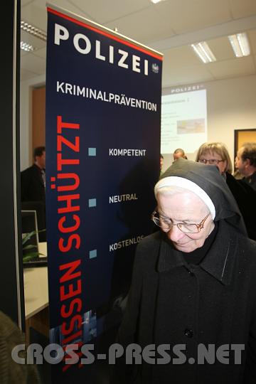 2010.03.12_15.27.46.jpg - Auch die Schulschwestern besichtigten die Rumlichkeiten, die sich ganz in der Nhe ihres Heimes befinden.