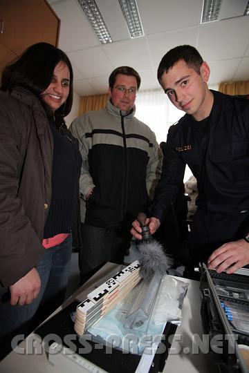 2010.03.12_15.45.39_01.jpg - Den jungen Herrn Inspektor Christoph von CSI-Austria, der in die Fustapfen seines erfolgreichen Vaters trat, bewundern Katrin und Albin.  :)