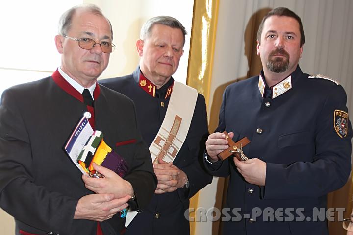 2010.03.12_14.08.34a.jpg - Pfarrer Anton Schuh und Polizeiseelsorger Diakon Walter Geiler bergaben Postenkommandant Oliver Zechmeister das gesegnete Kruzifix.