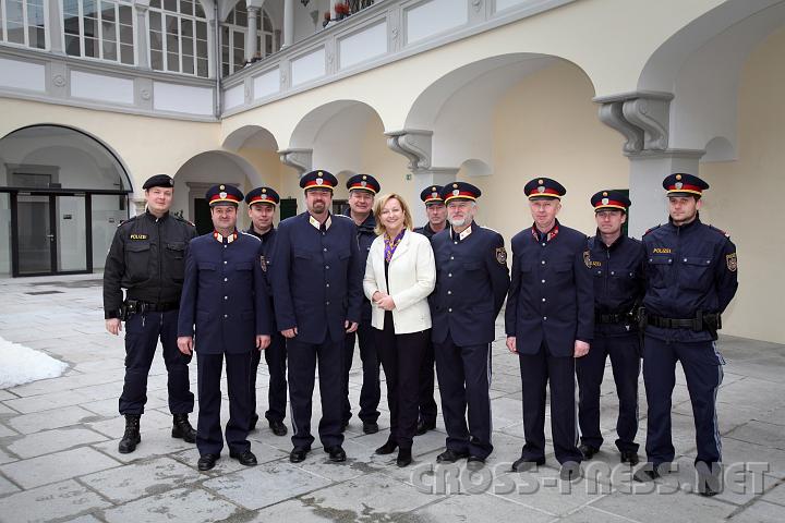 2010.03.12_14.25.18.jpg - Die St.Peterer Polizisten mit ihrer obersten Chefin, Innenministerin Dr.Maria Fekter. Das berwachungsgebiet der Dienststelle umfasst rund 180 km bzw. 15.000 Einwohner.