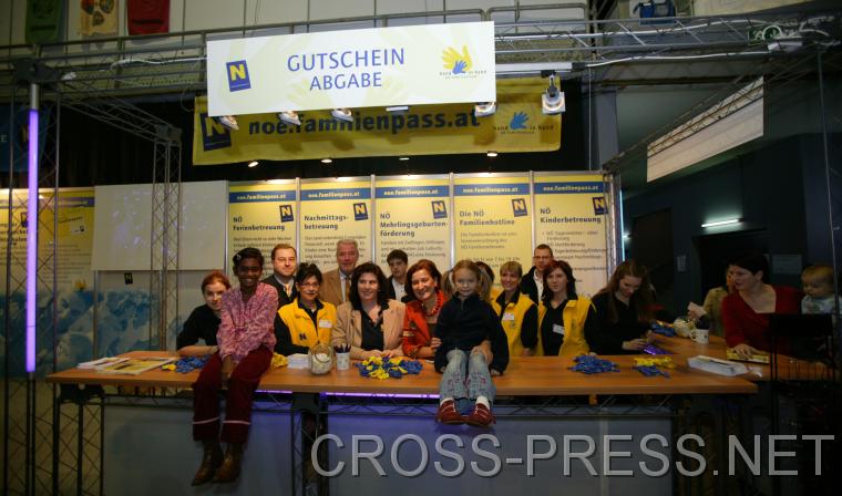06.11.05_041 Familien-LR Mag. Johanna Mikl-Leitner (Mitte rechts) mit Mitarbeitern des N Familienreferats.